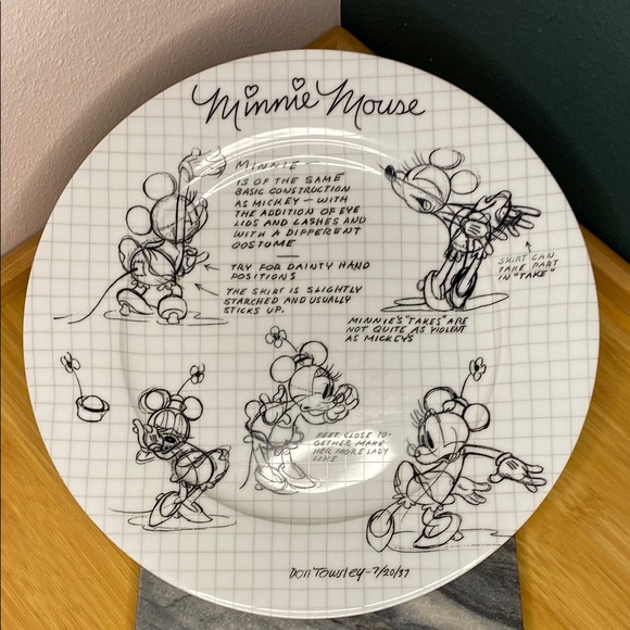 Disney Sketchbook Minnie Mouse Plate - Picture 3 of 5